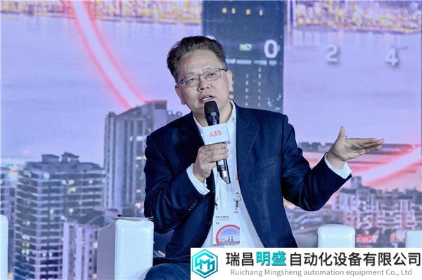 中国建筑学会建筑电气分会理事长、华建集团总工程师沈育祥参加圆桌论坛.jpg